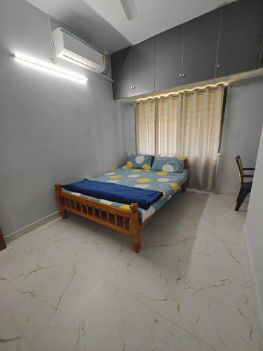 Postel nebo postele na pokoji v ubytování Sukruthi service apartment