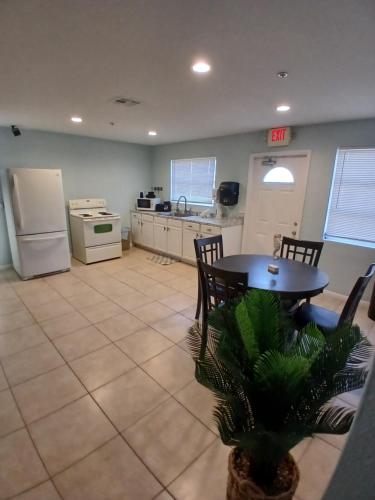 een keuken met een tafel en een keuken met een koelkast bij 4 BR 2 BA Near the Beach and Intracoastal Walk to everything in Riviera Beach