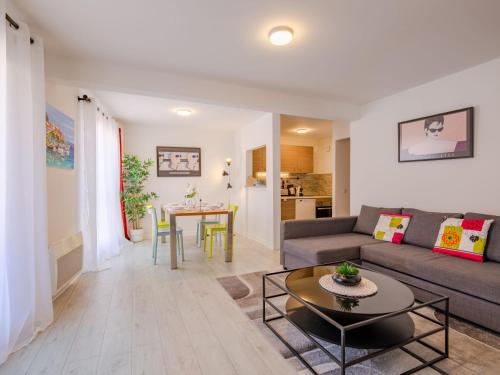 un soggiorno con un divano e un tavolo di Apartment Le Christina by Interhome a Sainte-Maxime