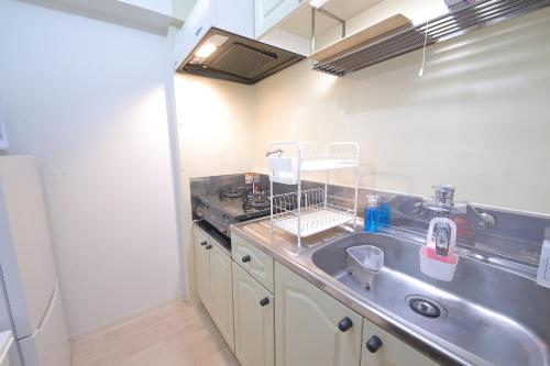 a kitchen with a sink and a counter top at ノーザンヒルズ南6条 in Sapporo
