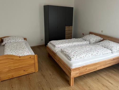 two twin beds in a room with wooden floors at Ferienwohnung Marchsteiner in Zwettl Stadt