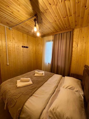 Postel nebo postele na pokoji v ubytování cottage mtis guli კოტეჯი მთის გული