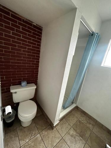 Bilik mandi di Travelers Inn by OYO Longview Kelso