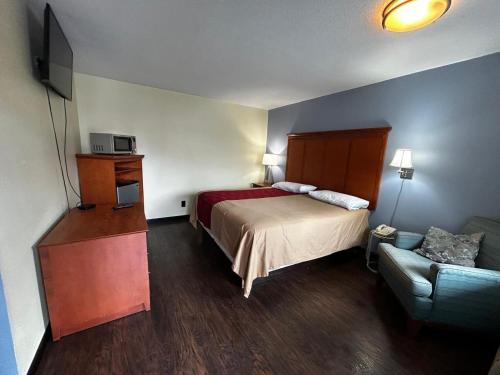 Postel nebo postele na pokoji v ubytování Travelers Inn by OYO Longview Kelso