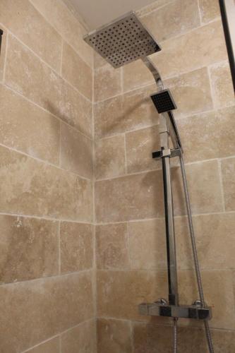 une douche avec pommeau de douche dans une salle de bain dans l'établissement Au coeur de Boutonnet, à Montpellier
