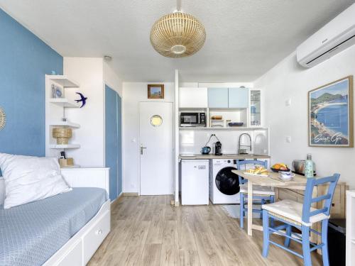 une chambre avec un lit et une cuisine avec une table dans l'établissement Studio Les Aigues Marines-74 by Interhome, à Saint-Cyr-sur-Mer