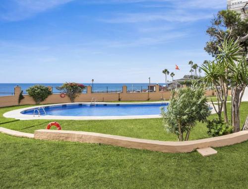 Bazén v ubytování Beachfront Calahonda apartment by Costarentals - Ref 89 nebo v jeho okolí