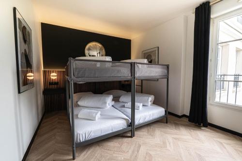 Cette chambre dispose de lits superposés avec 2 lits superposés et des oreillers blancs. dans l'établissement Disneyland-Paris, 6 pers, Wifi, Parking, à Chessy