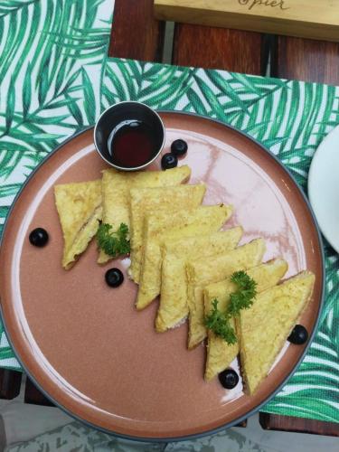 Un plato con galletas y un tazón de salsa en Ezulwini - Kruger Park Lodge Golf Estate, en Hazyview