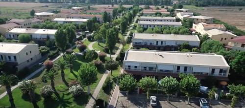 an aerial view of a small town with buildings at Villetta a schiera su due livelli con giardino in Metaponto