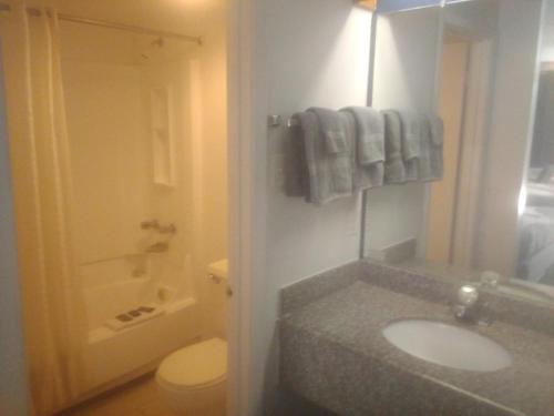 Ένα μπάνιο στο King Bed Hotel Studio 104