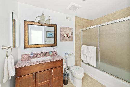 une salle de bain avec un lavabo, une douche et des toilettes dans l'établissement Spacious Oceanfront Home Near Newport Pier, à Newport Beach