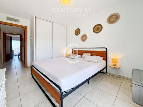 une chambre avec un grand lit dans une pièce dans l'établissement Résidence Grand Large - Appartement T3 proche de la plage de Calvi, à Calvi