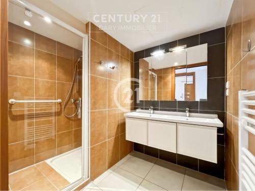 une salle de bain avec un lavabo et une douche dans l'établissement Résidence Grand Large - Appartement T3 proche de la plage de Calvi, à Calvi