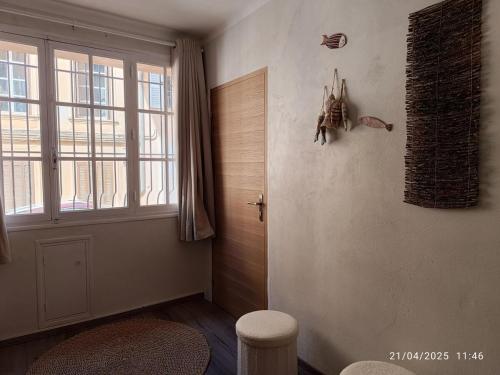 Cette chambre dispose d'un couloir avec une porte et une fenêtre. dans l'établissement Pleasant apartment in Bormes Village, à Bormes-les-Mimosas
