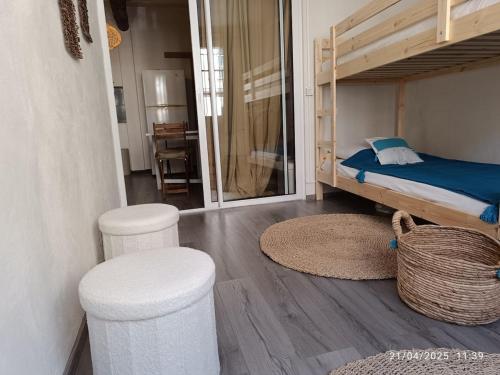 - une chambre avec des lits superposés et 2 tabourets dans l'établissement Pleasant apartment in Bormes Village, à Bormes-les-Mimosas