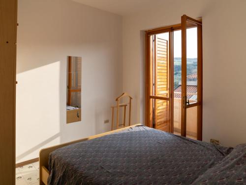 ein Schlafzimmer mit einem Bett und einem großen Fenster in der Unterkunft Apartment Vasto Sea View by Interhome in Vasto