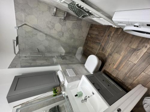 une petite salle de bain avec un lavabo et une douche dans l'établissement Studio centre ville de Nice à 200m de la plage, à Nice