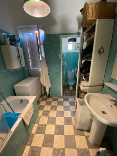 une salle de bain avec un lavabo, des toilettes et une baignoire dans l'établissement Etage de maison centre-ville Aix en Provence, à Aix-en-Provence