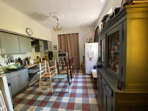 - une cuisine avec un sol en damier et un réfrigérateur dans l'établissement Etage de maison centre-ville Aix en Provence, à Aix-en-Provence