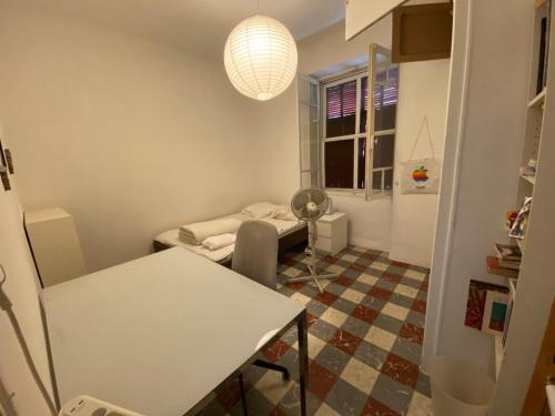 - un petit salon avec une table et une chaise dans l'établissement Etage de maison centre-ville Aix en Provence, à Aix-en-Provence