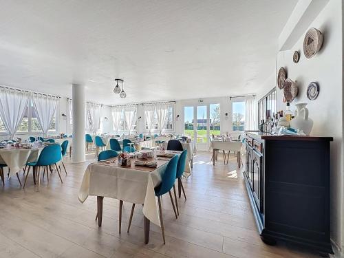 une salle à manger avec des tables et des chaises dans une pièce dans l'établissement Auberge la musardière, à Chagny