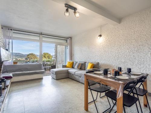un salon avec un canapé et une table dans l'établissement Apartment Les Villas de la Baie by Interhome, à Cavalaire-sur-Mer