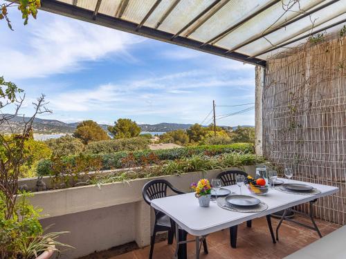 une table et des chaises sur un balcon avec vue dans l'établissement Apartment Les Villas de la Baie by Interhome, à Cavalaire-sur-Mer