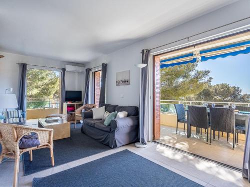un salon avec un canapé et une table dans l'établissement Apartment Les Parcs du Soleil by Interhome, à Bormes-les-Mimosas