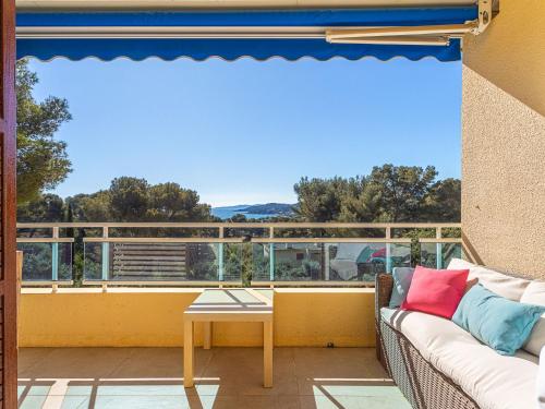 un salon avec un canapé et une table dans l'établissement Apartment Les Parcs du Soleil by Interhome, à Bormes-les-Mimosas