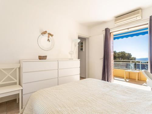 une chambre avec un lit et une fenêtre avec vue dans l'établissement Apartment Les Parcs du Soleil by Interhome, à Bormes-les-Mimosas