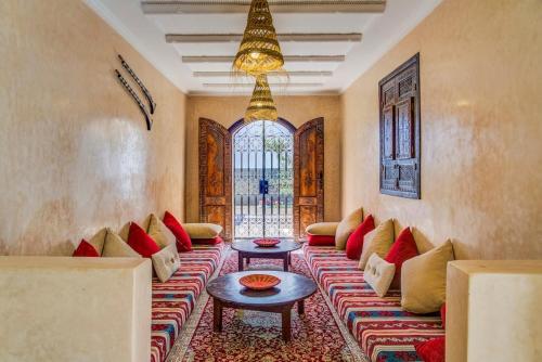 Un lugar para sentarse en Berber riad with private pool