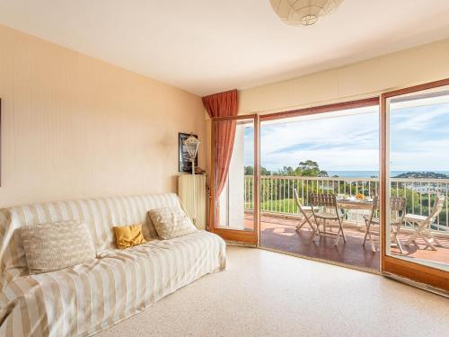 d'un salon avec un canapé et un balcon. dans l'établissement Apartment Les Mimosas-8 by Interhome, à Cavalaire-sur-Mer