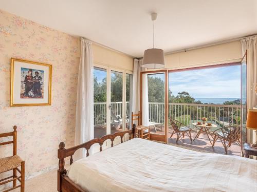 une chambre avec un lit et une grande fenêtre dans l'établissement Apartment Les Mimosas-8 by Interhome, à Cavalaire-sur-Mer