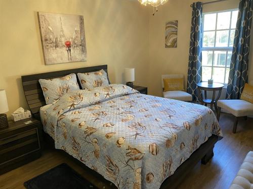 迈尔斯堡A perfect and elegant condo in Fort Myers的一间卧室配有一张床和被子