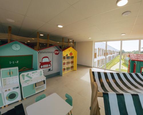 a room with a toy kitchen and a table and chairs at Pipaprivilegeocean in Pipa