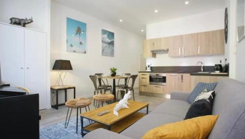 un salon avec un canapé et une cuisine dans l'établissement Appartement coeur du vieux Nice, à Nice
