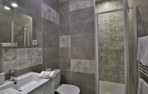 une salle de bain avec toilettes, lavabo et douche dans l'établissement Appartement coeur du vieux Nice, à Nice