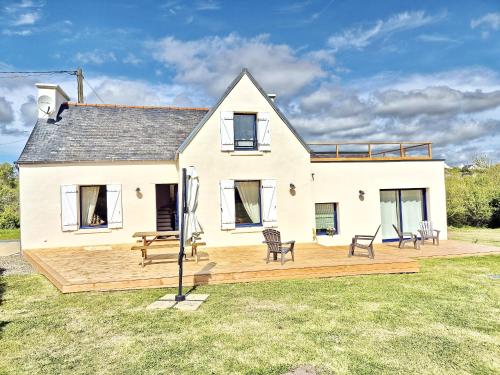 une maison avec une grande terrasse devant dans l'établissement 728-Belle renovation-Vue mer-Top roof-Grand confor, à Plouhinec