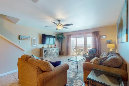 TV a/nebo společenská místnost v ubytování Fort Morgan Townhomes S7