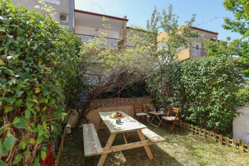 a table and chairs in the backyard of a house at Holiday Apartment Fourka in Skala Fourkas