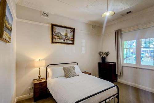 Ένα ή περισσότερα κρεβάτια σε δωμάτιο στο Central Charm on Best Street