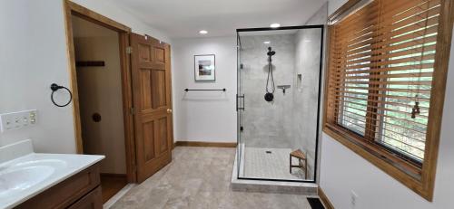 斯旺顿Tall Pines- 5-bedroom 3-bath with hot tub and more!的浴室配有淋浴和洗手池