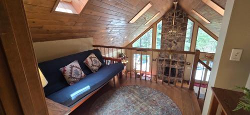 斯旺顿Tall Pines- 5-bedroom 3-bath with hot tub and more!的客厅位于房子内,设有蓝色沙发