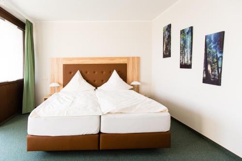 Giường trong phòng chung tại Hotel Roeb
