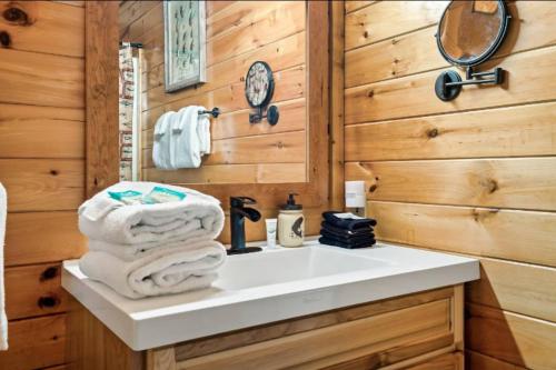 Φωτογραφία από το άλμπουμ του Trout and About Forge Cabin Hot Tub σε Sevierville