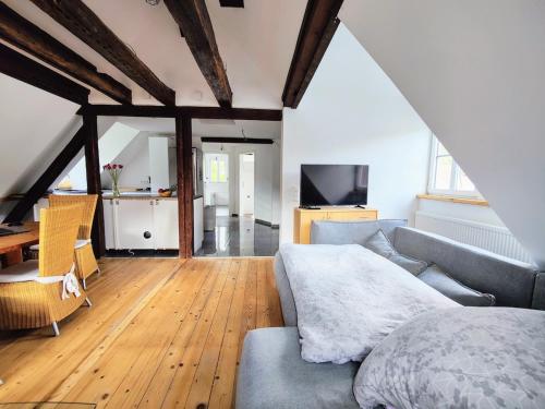 Postel nebo postele na pokoji v ubytování Malerisches Apartment am Kirchplatz