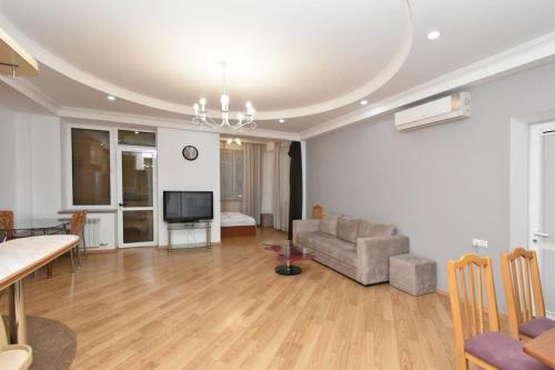 Hin Erevantsi street, 3 bedrooms Comfy apart HH331