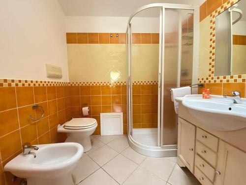 a bathroom with a toilet and a sink and a shower at Villa Arbatax 200m from the Sea with Parking in Àrbatax