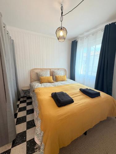 - une chambre avec un lit et 2 serviettes noires dans l'établissement Appartement au pied des remparts, à Aigues-Mortes